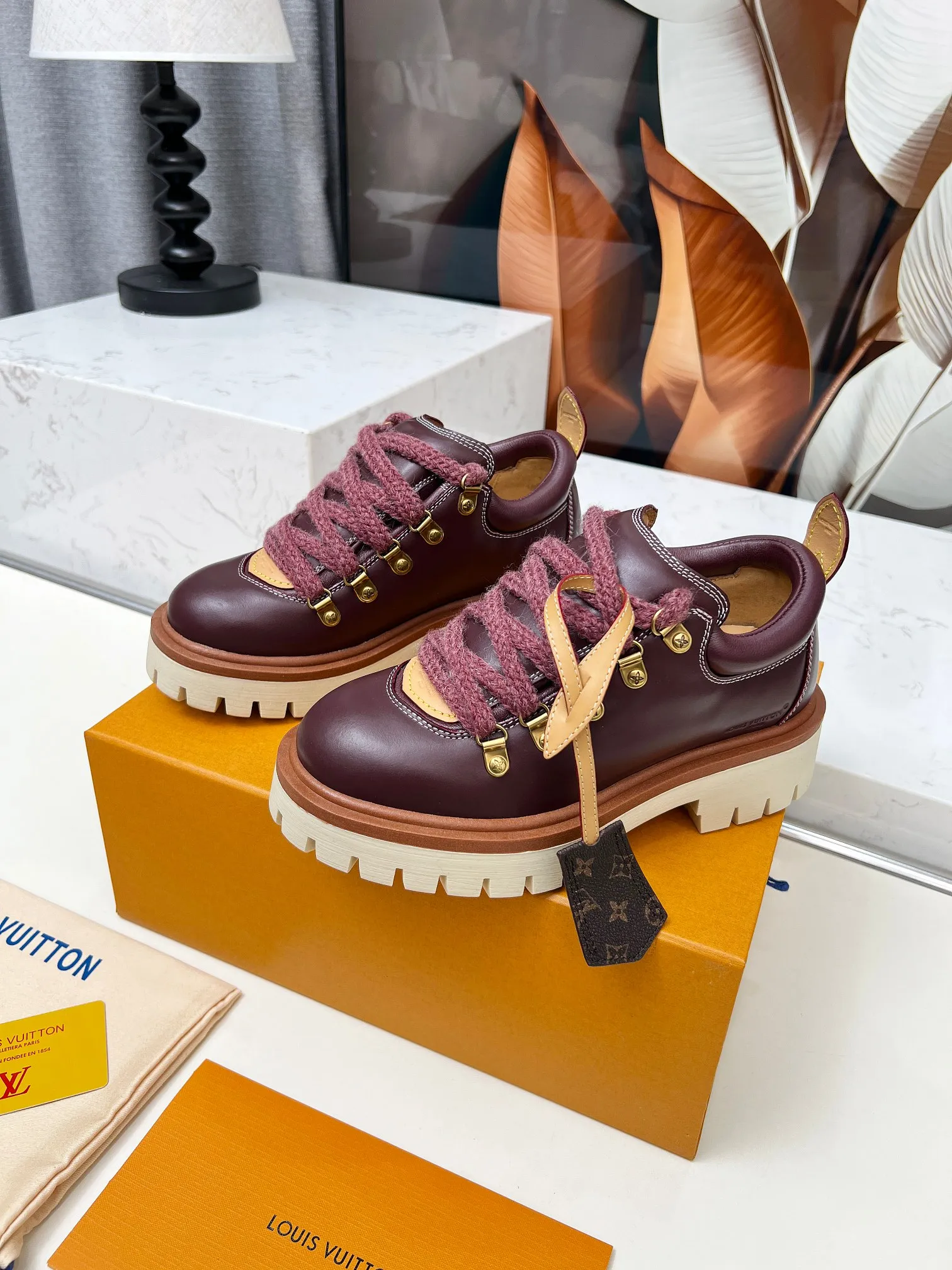 p660💰"Couple Style" LV Louis Vuitton's 2025 autumn and winter new style, developed one-to-one from the original version, retro fashionable, handsome and cool mountaineering derby shoes are now available.  Material: Imported first-layer cowhide Lining: Imported lambskin Outsole: Original molded TR non-slip outsole Sole height: 3.5cm Shoe size: Same style for men and women 35-45